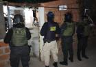 La provincia realizó múltiples allanamientos en barrio Ludueña y detuvo a 26 personas por balaceras y extorsiones