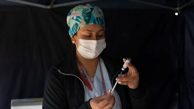 Tras una ola de casos de coronavirus, la curva "empezó a descender"