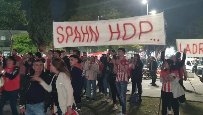 Hinchas de Unión se movilizaron pidiendo la renuncia de Luis Spahn