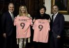 El presidente Milei recibió una camsieta autografiada por Lionel Messi