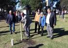 Un árbol, un graduado: Poletti participó de la plantación de árboles nativos en el norte de la ciudad 