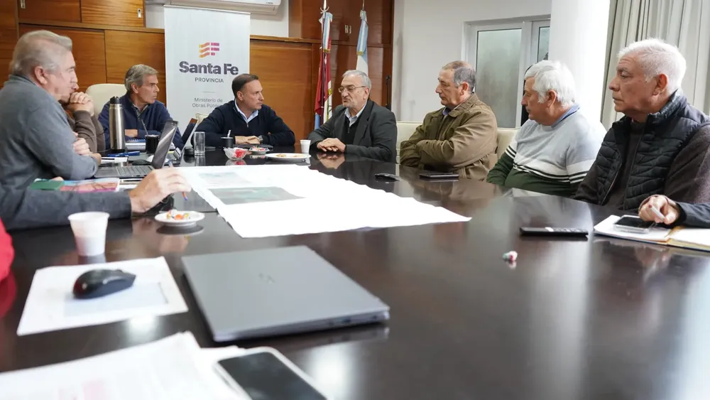 Alcides Calvo junto a los presidentes comunales de Bella Italia y Aurelia se reunieron con el Ministro de Obras Públicas