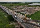 Puente Santa Fe-Santo Tomé: comenzó una nueva etapa de la obra con la colocación de las vigas longitudinales