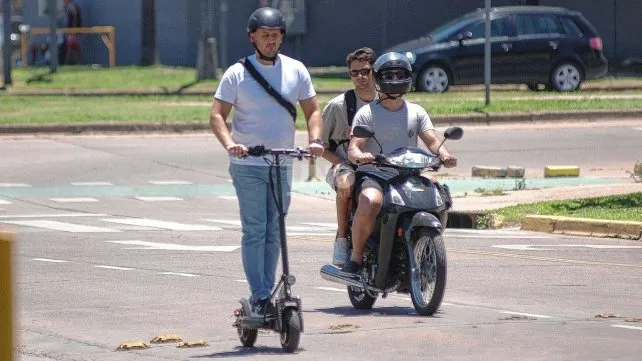 Monopatines eléctricos en Santa Fe: piden que se imponga el casco obligatorio, límite de 25 km/h de velocidad y uso de ciclovías