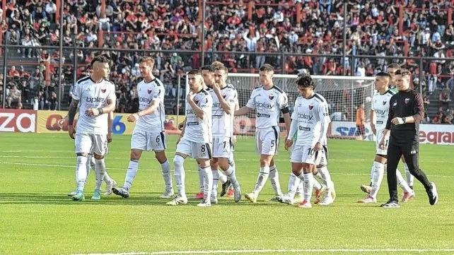 El plantel de Colón se llamó a silencio tras la derrota en el Brigadier ante Chaco For Ever