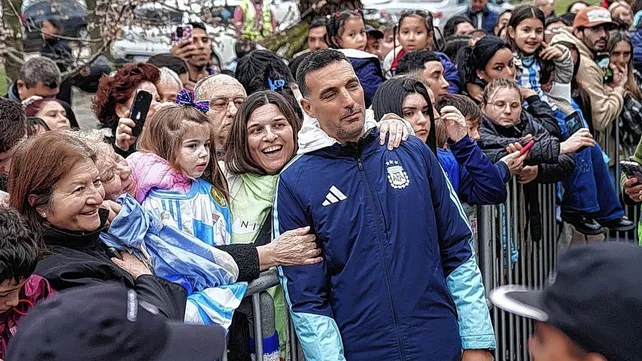 El paso de Lionel Scaloni revolucionó Pujato: miles de fanáticos llegaron al pueblo para verlo y conocer sus raíces