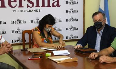 Felipe Michlig y Silvana Romero firmaron convenio para dotar de iluminación led a la localidad de Hersilia
