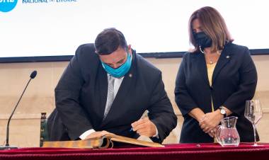 Mammarella y Carrera asumieron la conducción del Rectorado de la UNL