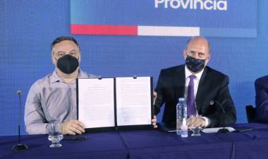 Perotti encabezó el acto de entrega de dos inmuebles del Estado nacional a la provincia