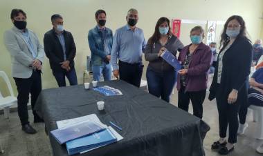 El gobierno entregó actas de derecho posesorio de regularización de dominio en Josefina y Frontera