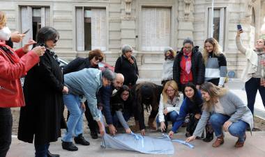 Se inauguró la cuarta baldosa feminista en la ciudad