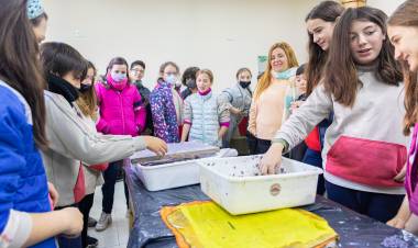 Se desarrollaron talleres de reciclaje de papel en escuelas de la UNL