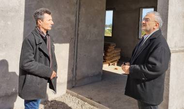 Punto violeta en Tacural, Calvo recorrió las obras de la nueva sede