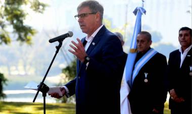 Jatón encabezó el acto por el Día de la Bandera