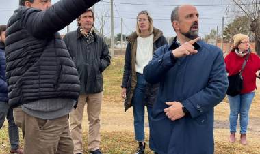 ENaCom: José Corral recorrió la obra para dotar de fibra óptica a barrio Las Vegas en Santo Tomé