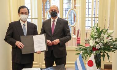 En Santa Fe, Perotti se reunió con el embajador de Japón