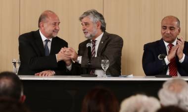 Omar Perotti participó de la entrega de equipos científicos del Plan Federal “Equipar Ciencia”
