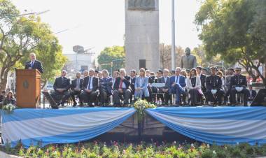 El gobernador Omar Perotti encabezó el acto por el 206º aniversario de la Independencia Argentina