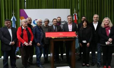 Rafaela recibió una réplica del sable corvo de San Martín