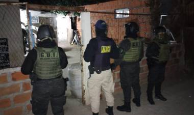 La provincia realizó múltiples allanamientos en barrio Ludueña y detuvo a 26 personas por balaceras y extorsiones