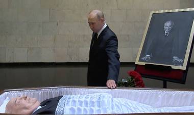 El Kremlin dice que Gorbachov ayudó a terminar con la guerra fría, pero se equivocó con Occidente