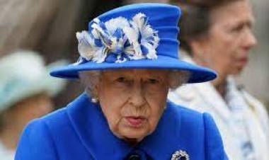 La reina Isabel II no recibe al nuevo primer ministro británico por razones de salud