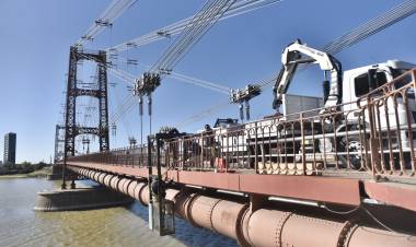 La Municipalidad refuerza el sistema lumínico del Puente Colgante