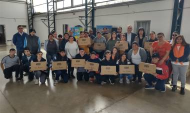 Entrega de notebook del Plan Federal en María Juana