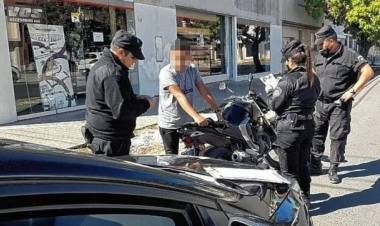 Bajaron hasta 45% los delitos en motos desde que la Policía puede retenerlas