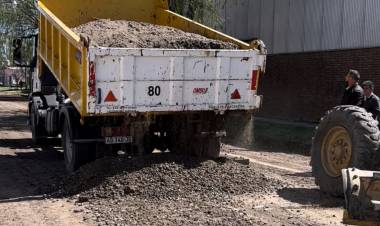Trabajos de ripiado en barrio Santa Marta