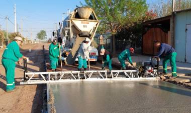 Se inició la pavimentación de un nuevo sector de San Carlos Centro