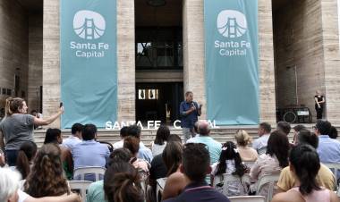 Jatón entregó mil certificados de capacitación laboral a vecinas y vecinos