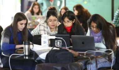 8M: impulsan un programa para prevenir la violencia digital y reducir la brecha de género en el mercado laboral