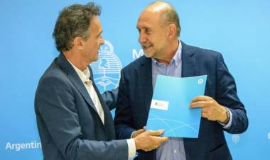 Perotti firmó con Katopodis el acta de inicio de obra del Acueducto San Javier-Tostado