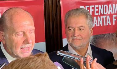 Roberto Mirabella presentó "Defendamos Santa Fe" en el Museo de la Constitución