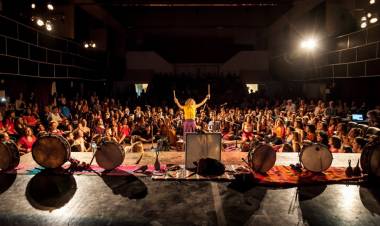 Encuentros en el Teatro con Luna Monti: volver a cantar como un juego cotidiano