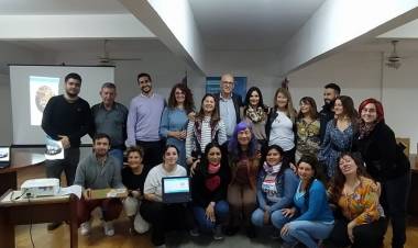 El Ministerio de Educación entregó 40 equipos informáticos a los espacios CERCA