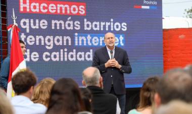 Perotti presentó en Santa Fe el servicio de wifi libre para establecimientos educativos