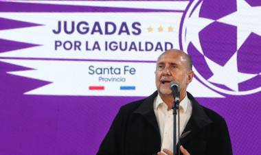 Perotti entregó kits a equipos de fútbol femenino de la Liga Rosarina