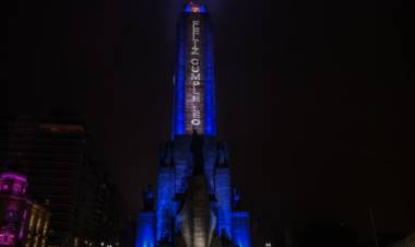 Con un mensaje en el Monumento, Rosario saludó a Messi en su cumpleaños