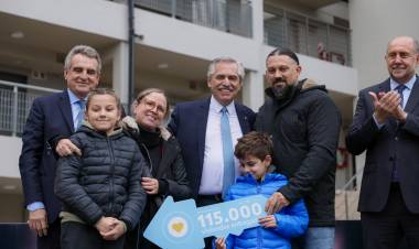 Plan Procrear I: Perotti y Alberto Fernández entregaron 93 unidades habitacionales en Santa Fe