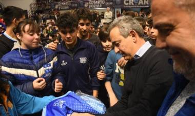 La Municipalidad entregó camisetas a más de 2.000 jóvenes de 32 clubes de básquet