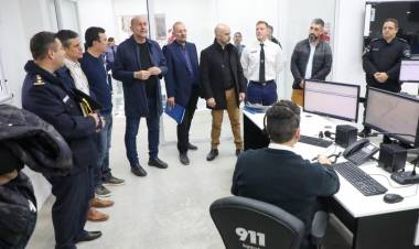 El gobernador Perotti recorrió las nuevas instalaciones del 911 en la ciudad de Santa Fe
