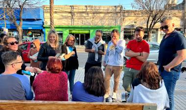 Sacnun de recorrida en Firmat junto a candidatos locales.