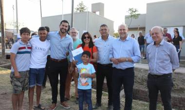 El gobernador entregó las llaves de sus viviendas a las familias de Tostado