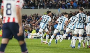 Argentina venció a Paraguay en otra noche de euforia popular