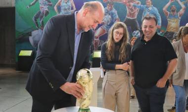 Perotti recorrió los avances de la muestra “Experiencia Messi” en el Museo del Deporte de Rosario