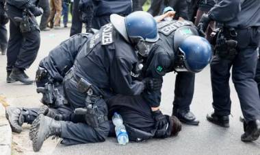Manifestantes intentaron irrumpir en una fábrica de Tesla en Alemania y chocaron con la Policía