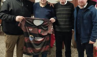 Ariel Sclafani recibió la camiseta de Independiente de Sargento Cabral