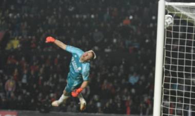Con un gol de otro partido, Colón ganó y sigue puntero